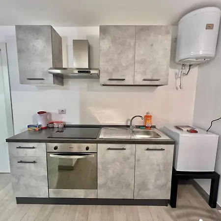 Abruzzi S&s, Graziosa, Accanto Metropolitana Cologno Sud M2, Con Parcheggio Gratuito In Strada