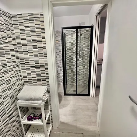 Abruzzi S&s, Graziosa, Accanto Metropolitana Cologno Sud M2, Con Parcheggio Gratuito In Strada Apartment *