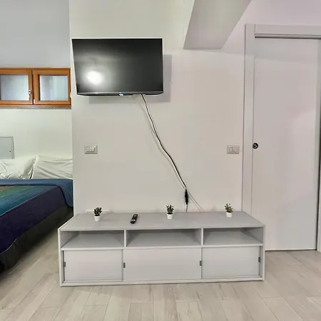 Apartment Abruzzi S&s, Graziosa, Accanto Metropolitana Cologno Sud M2, Con Parcheggio Gratuito In Strada Cologno Monzese
